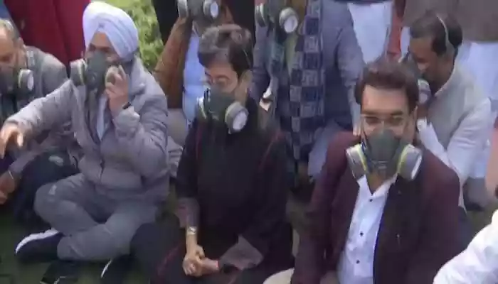 Amid worsening air quality in the capital, AAP MLAs staged a protest inside the Delhi Assembly, demanding urgent action as AQI levels stayed in the poor to