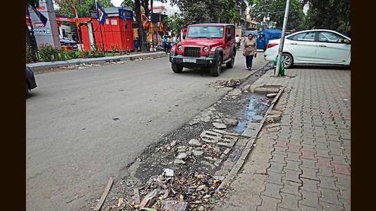 According to Mohali deputy mayor Kuljeet Singh Bedi, it is strange that officials start the cleaning work at the eleventh hour every year. They should be held responsible for the mess, he adds. The pre-monsoon showers are likely to hit the region by weekend, but Mohali, like every year, is not prepared yet. The authorities concerned have just started cleaning the road gullies which are around 23,000 in number. A survey by an HT team points out that the majority of road gullies are partially blocked and these are unlikely to be cleaned before the heavens open up. Every year, the MC allocates a budget of ₹1.50 crore for the same.