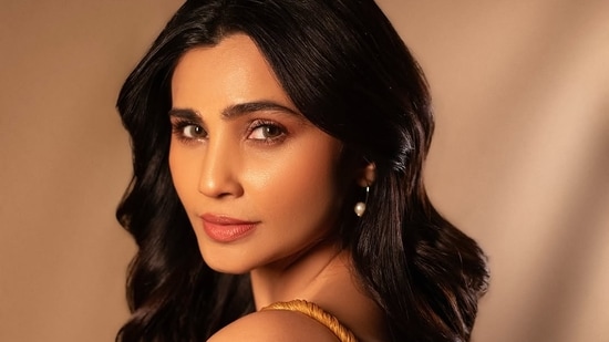 Actor Daisy Shah recently spoke about having to deal with toxic men in her relationships. In an interview with Hauterrfly, the actor stated that one of them had an issue about her working with men despite being from the same industry. Here's what she said.