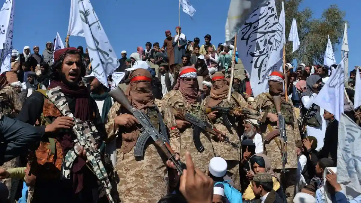 Afghanistan's ruling Taliban regime's spokesperson Zabihullah Mujahid on Sunday announced that overnight clashes along the Durand Line, aka Afghanistan-Pakistan border, led to the deaths of 58 Pakistani soldiers and injured 30 others. Zabihullah Mujahid also accused Islamabad of providing shelter to violent hardline terrorist group, the Islamic State, using state apparatus and demanded that these terrorists, who pose a threat to many countries, be handed over to Kabul.Afghanistan's ruling Taliban regime's spokesperson Zabihullah Mujahid on Sunday announced that overnight clashes along the Durand Line, aka Afghanistan-Pakistan border, led to the deaths of 58 Pakistani soldiers and injured 30 others.Zabihullah Mujahid also accused Islamabad of providing shelter to violent hardline terrorist group, the Islamic State, using state apparatus and demanded that these terrorists, who pose a threat to many countries, be handed over to Kabul.The spokesperson said that new centers harbouring ISIS terrorists were established in Khyber Pakhtunkhwa after the Taliban cleared “its territory of seditionists