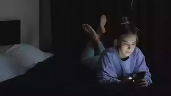 AIIMS gastroenterologist says scrolling before bed disrupts gut-brain axis