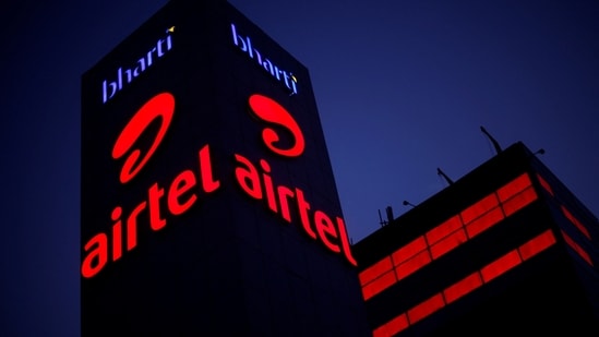 Airtel down is trending all over India right now with thousands complaining that the Airtel network is down and mobile data services are not working. Reports of an Airtel outage have been trending online, particularly in Delhi-NCR, Mumbai, and Bengaluru. Customers say they are unable to make calls, access the internet or use essential apps, leading to frustration. Searches like “is Airtel down today”, “Airtel network issue” and “Airtel not working” have spiked as people look for solutions. While the company has yet to confirm the exact cause, the sudden Airtel network problem has left subscribers seeking quick fixes to stay connected.