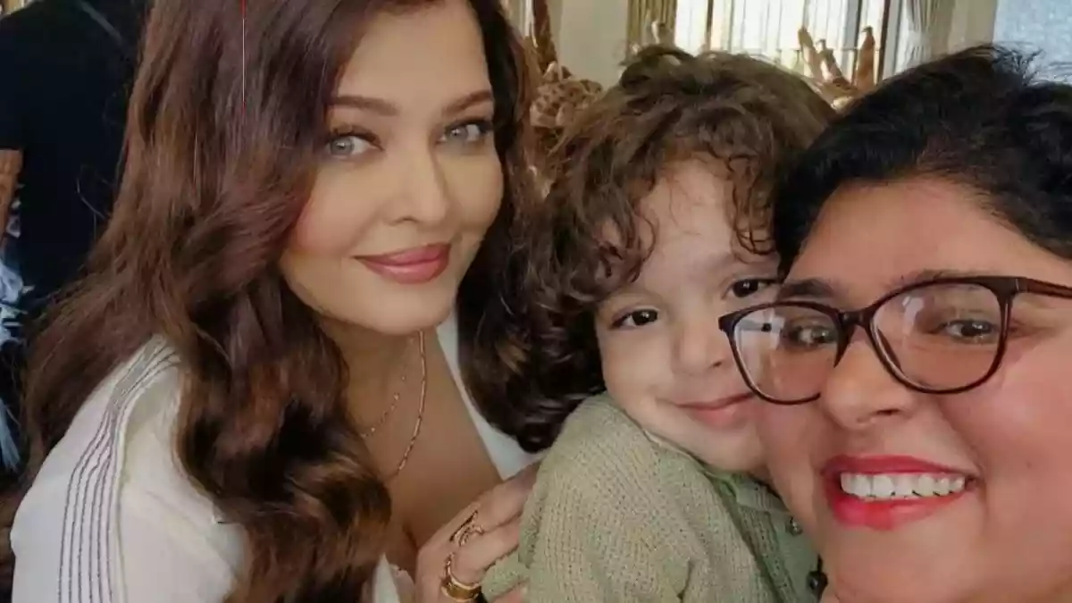 Aishwarya Rai Bachchan’s Candid Selfie With Child Co-Star From Sets Leaves Fans Gushing