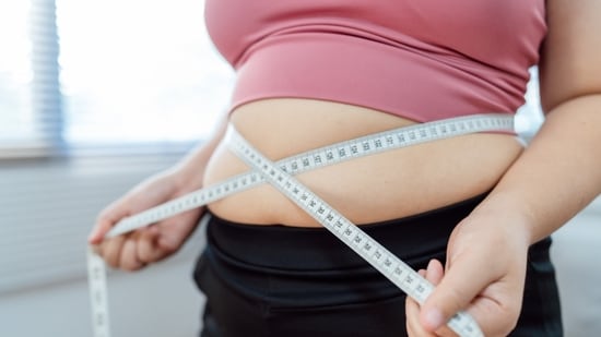 All nutrients are required to be healthy and lose weight, especially in challenging areas like the belly. Carbs help in many ways, supporting weight loss. Cutting carbs is one of the first thoughts when it comes to a weight loss diet. More often than not, it’s completely eliminated. But carbs have their benefits too, and villainising them can do more harm than good for your weight loss journey. With belly fat requiring the full throttle of energy and focus, as it’s one of the most stubborn areas to lose fat, your body needs essential fuel to power through the workouts while also adhering to the diet. Carbs are one of the fundamental macronutrients that help in retaining your energy while also keeping cravings at bay because carbs make you feel fuller.  