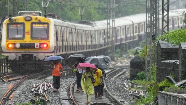 Amid the heavy rains slowing down the pace of the financial capital, local trains too have been impacted with passengers stuck in the trains for hours. To help the stuck passengers Brihanmumbai Municipal Corporation (BMC) is providing water, tea, biscuits and other food items to stranded passengers at various railway stations.
