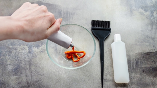 Ammonia-free hair colour is a gentle dye formula that has no harsh and damaging chemicals. Explore the top-rated options. There is no harm in flaunting your silver streaks. But if you want to hide them, ammonia-free hair colour is your gentler ally. Most of the dyes available in the market often rely on ammonia, a harsh chemical that can strip moisture, weaken strands, and irritate the scalp. Ammonia-free hair colour, on the other hand, offers vibrant, long-lasting shades while being gentle to your hair’s natural texture. It reduces dryness, has a milder scent, and is ideal for a sensitive scalp. From covering greys to switching up your look, this safer alternative lets you enjoy rich colour without compromising hair health. If you are aiming for a soft, shiny finish with less damage, this clean beauty shift is the way forward.