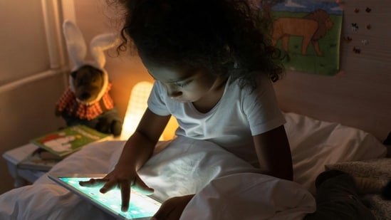 An alarming June 2025 study by AIIMS Raipur published in the Cureus journal has found that children in India under the age of five are spending an average of 2.22 hours a day in front of screens. This is twice the safe limit recommended by the World Health Organisation and the Indian Academy of Paediatrics.