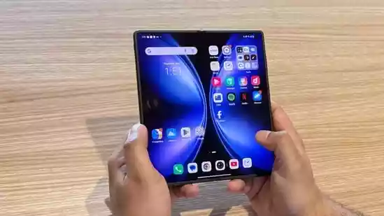 Android users may soon see a new type of alert on the Google Play Store, a red warning badge telling them that an app “may use more battery than expected