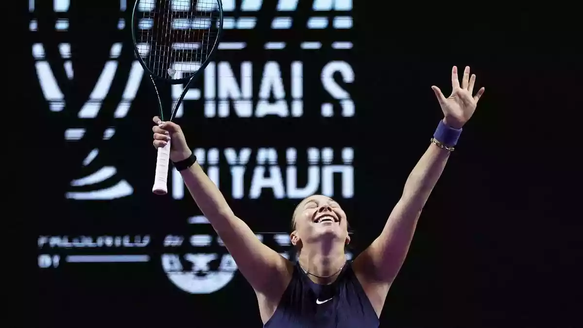 Amanda Anisimova reached the last four of the WTA Finals by beating second-ranked Iga Swiatek 6-7 (3), 6-4, 6-2 on Wednesday (November 5, 2025)