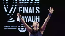 Amanda Anisimova reached the last four of the WTA Finals by beating second-ranked Iga Swiatek 6-7 (3), 6-4, 6-2 on Wednesday (November 5, 2025)