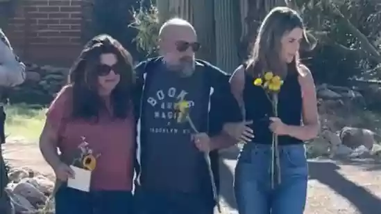 Annie, Tommaso Cioni, Savannah's flower laying sparks buzz