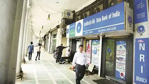 <strong>Bank holiday today, Christmas 2025:</strong> Banks across India, including State Bank of India (SBI), HDFC Bank, ICICI Bank, Axis Bank