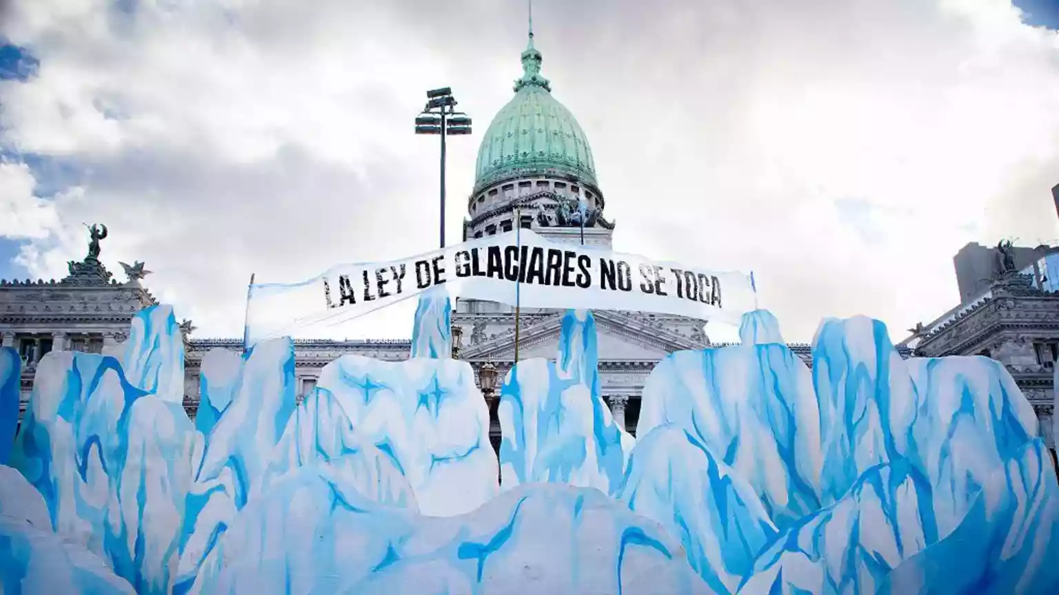 Argentina's Congress has passed a controversial amendment making it easier to mine in glacier regions, a move environmentalists say weakens protections for