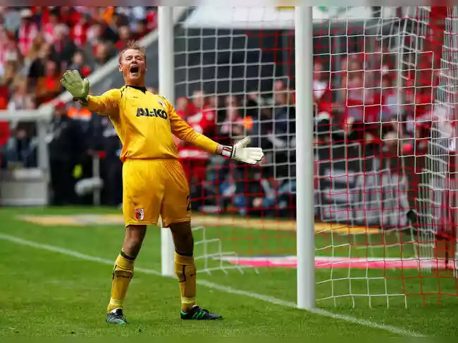Former Arsenal goalkeeper Alexander Manninger, who played for Austria at Euro 2008, died on Thursday after his car was hit by a train
