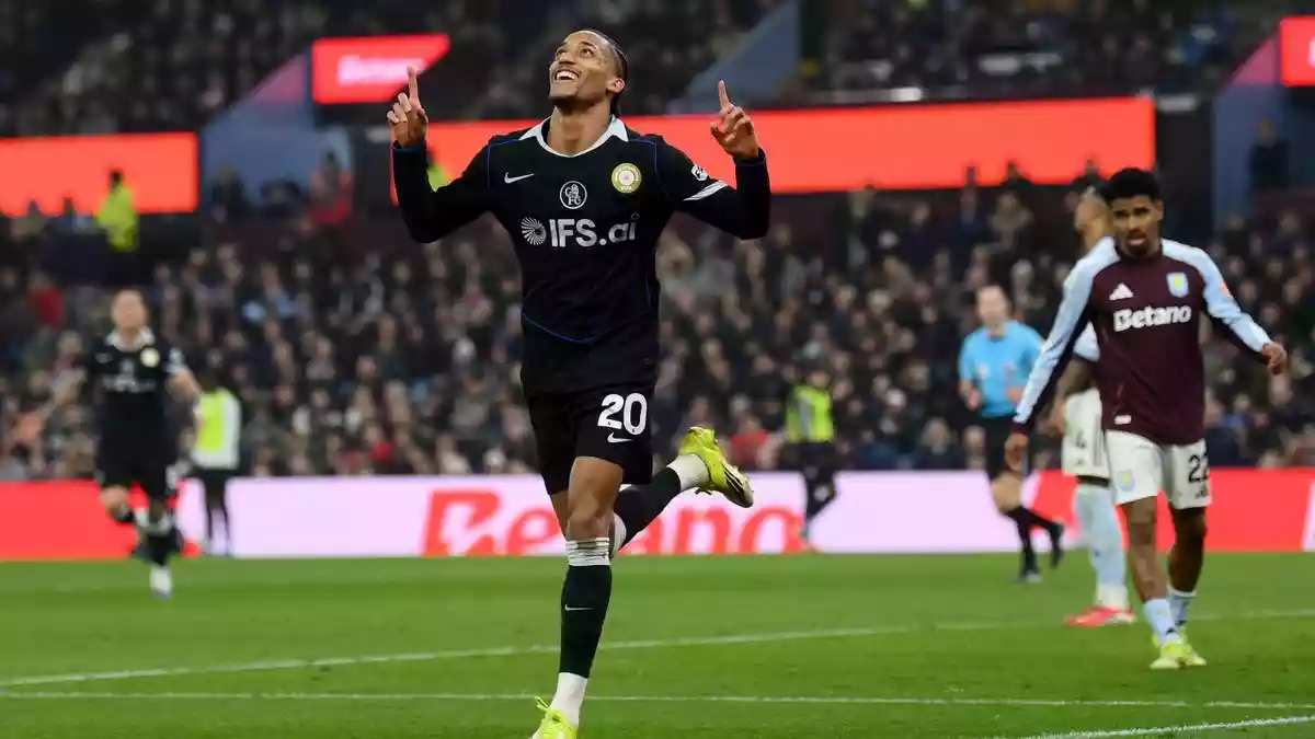 Arsenal seizes control as Man City slips