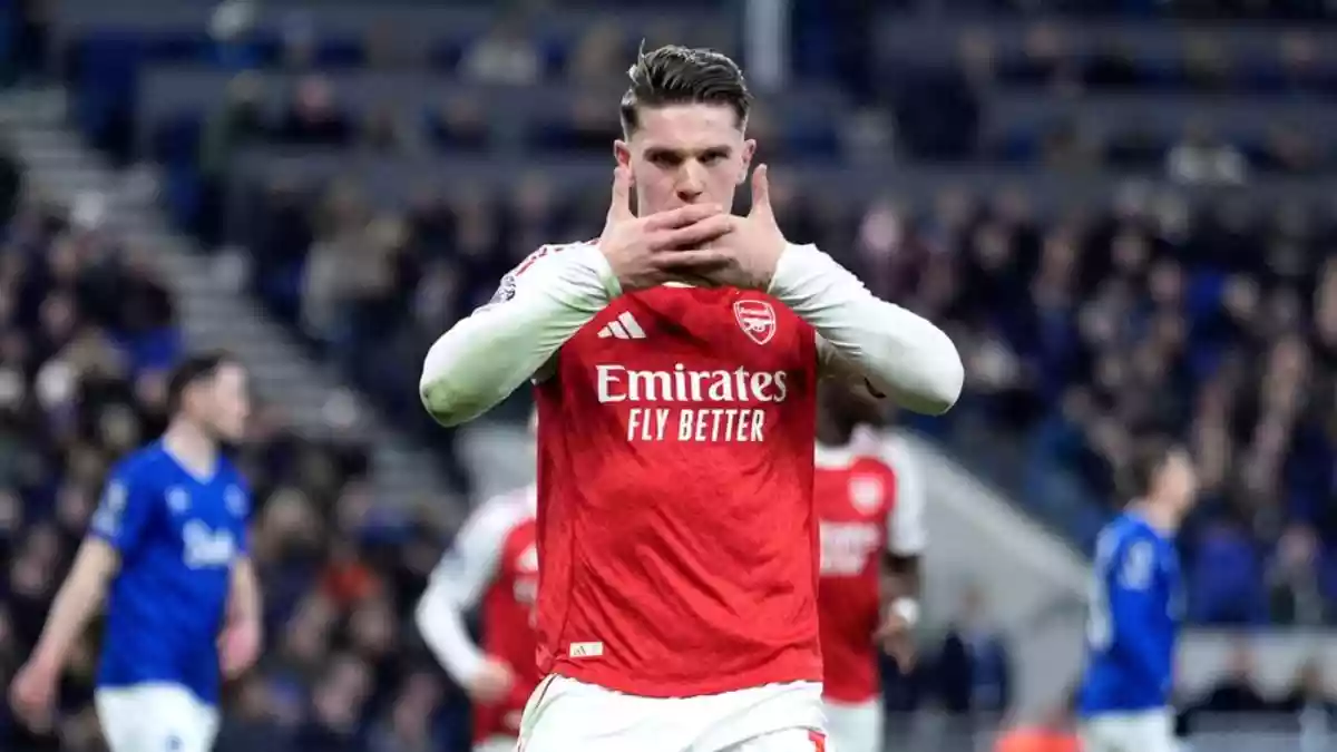 Arsenal ensured they will top the Premier League at Christmas with a 1-0 over Everton after Manchester City briefly moved top of the table after Erling