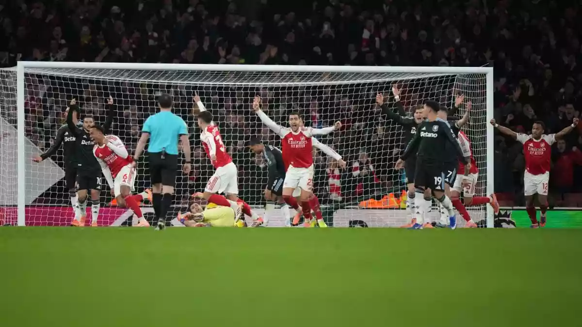 Arsenal punished a costly mistake from Aston Villa goalkeeper Emiliano Martinez as the Premier League leaders ran riot in the second half to crush their title