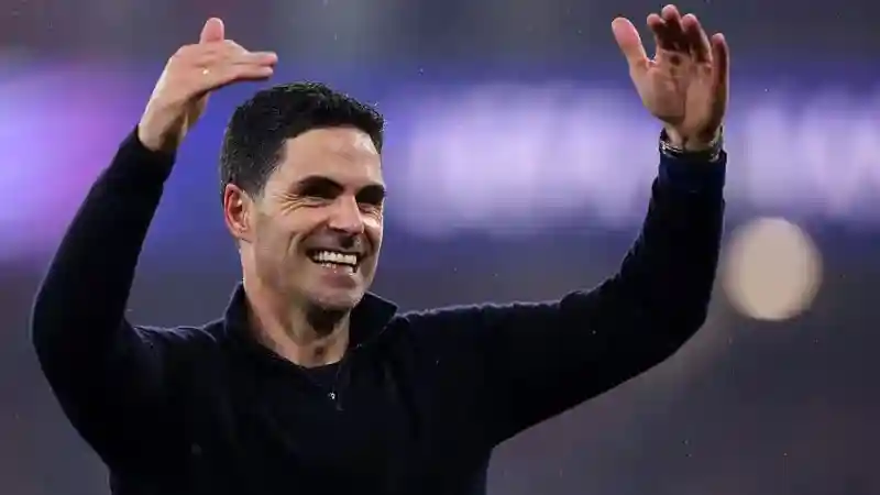 Arsenal</b> manager Mikel Arteta has told his players and fans to 