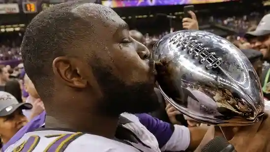Arthur Jones, former Baltimore Ravens star and Super Bowl-winner, has died, the team announced on Friday. He was 39. He was the older brother of former UFC heavyweight champion Jon Jones and former Syracuse and NFL defensive end Chandler Jones, a four-time Pro Bowler who won a Super Bowl in New England.
