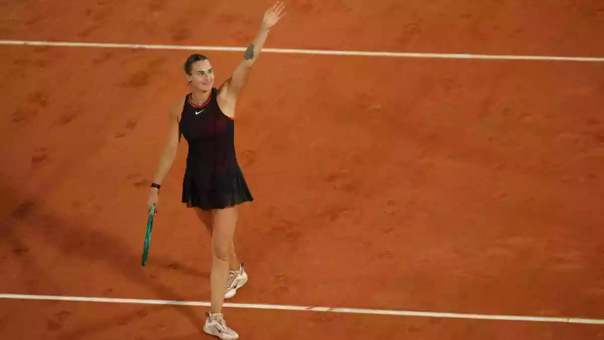 The match was over, the crowd was still buzzing, and then Aryna Sabalenka delivered one more highlight. Moments after defeating Naomi Osaka to reach the French