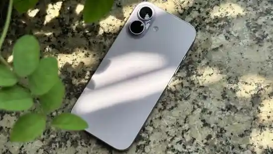 As smartphones evolve, so do the ways we capture ourselves on camera. The iPhone 17 introduces a key change to its front-facing camera that many users might overlook: the new 18MP Center Stage lens. Unlike its predecessor, the 12MP TrueDepth camera, this one not only delivers sharper images but also allows you to switch between portrait and landscape modes without physically rotating your phone. This small adjustment can completely change how you take selfies and video calls, offering more flexibility while keeping the phone in the position you find comfortable.As smartphones evolve, so do the ways we capture ourselves on camera. The iPhone 17 introduces a key change to its front-facing camera that many users might overlook: the new 18MP Center Stage lens. Unlike its predecessor, the 12MP TrueDepth camera, this one not only delivers sharper images but also allows you to switch between portrait and landscape modes without physically rotating your phone. This small adjustment can completely change how you take selfies and video calls, offering more flexibility while keeping the phone in the position you find comfortable.