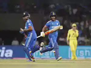 Australia Women beat India Women by 19 runs in second T20I