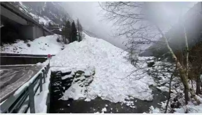 The federal train operator CFF confirmed on its website that rail traffic had been “interrupted between Goppenstein and Brig” due to an avalanche