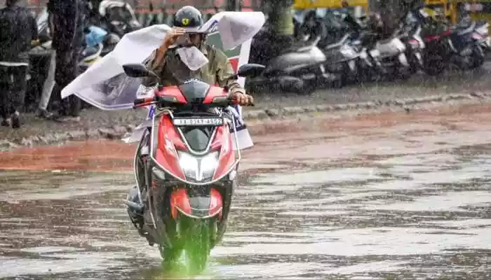 Bengaluru Weather: Patchy rain (90% chance) expected today. AQI remains 'Poor' at 149. Heavy rain forecast for Saturday; see full week weather update