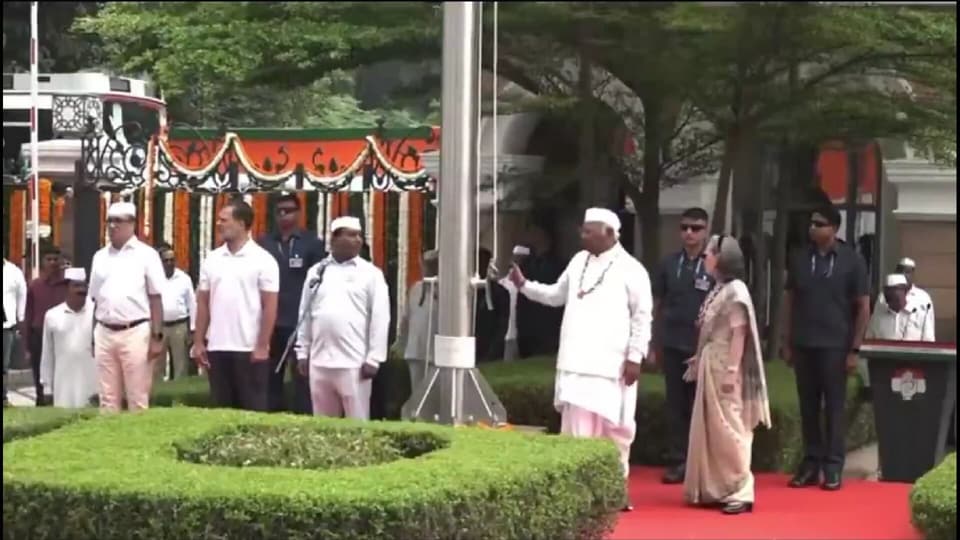 Bankim Chattopadhyay’s descendant seeks Sonia’s apology over Vande Mataram row