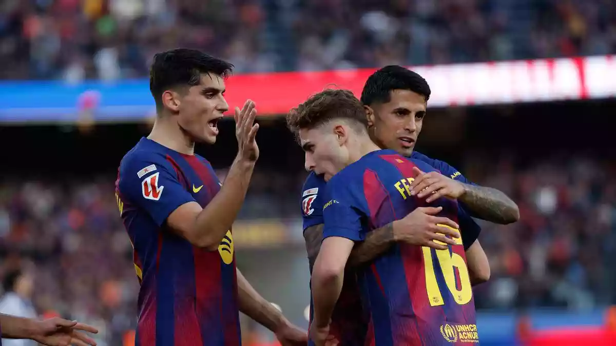 Barcelona took advantage of Real Madrid's stumble and regained the Spanish league lead with a comfortable 3-0 win over relegation-threatened Levante