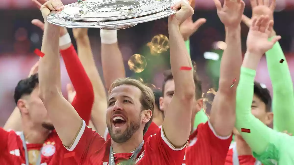 Bayern Munich finally receives Bundesliga trophy and celebrates