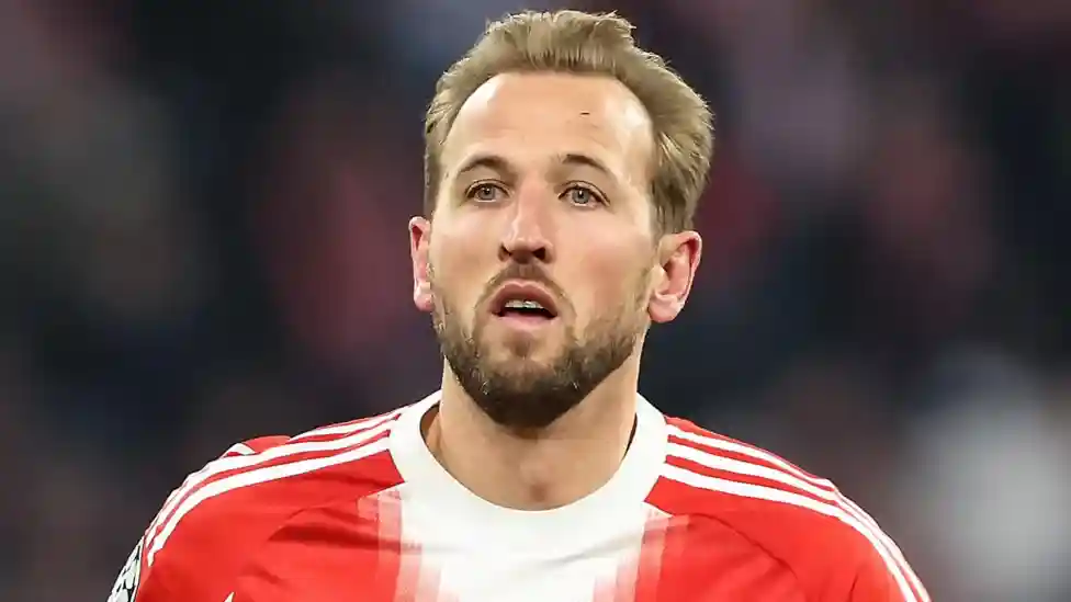 Bayern Munich sporting director Max Eberl says the German club are in talks with Harry Kane about extending the striker's contract