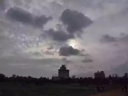 The city recorded clear skies, with daytime temperatures hovering around 26°C and night temperatures dipping to nearly 14°C