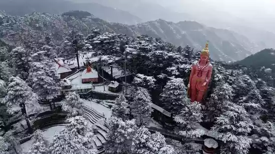 Visitors often call Shimla the “Queen of the Hills,” and winter is the season that explains why. By December, the forests around the town begin to