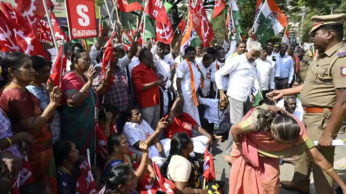 Members of various trade unions hit the streets in parts of Jharkhand during the ‘Bharat Bandh’ on Thursday (February 12, 2026). Banking
