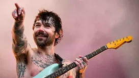Scottish rock band Biffy Clyro have postponed their US tour less than a week before it was due to begin, due to a mix-up in their visas