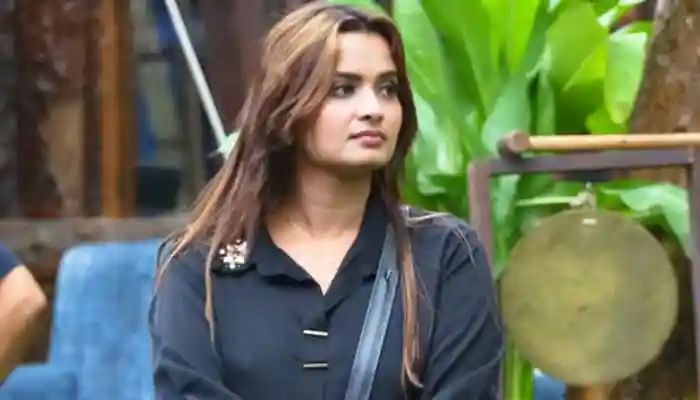 Bigg Boss 19 Update: Opening up about her divorce, Neelam is heard saying: “There was never a moment of happiness in that relationship.” Mumbai: In the upcoming episode of ‘Bigg Boss 19', housemate Neelam Giri will be seen opening up about her divorce in the show and will be heard saying that there was “never a moment of happiness in it.”Bigg Boss 19 Update: Opening up about her divorce, Neelam is heard saying: “There was never a moment of happiness in that relationship.”Mumbai: In the upcoming episode of ‘Bigg Boss 19', housemate Neelam Giri will be seen opening up about her divorce in the show and will be heard saying that there was “never a moment of happiness in it.”Neelam will be seen having a candid chat with her close friend Tanya Mittal, which will soon take an emotional turn.It starts with <strong>Tanya asking Neelam about her Diwali celebrations </strong>and how many family members stay together. Neelam describes her family setup and the togetherness they share.