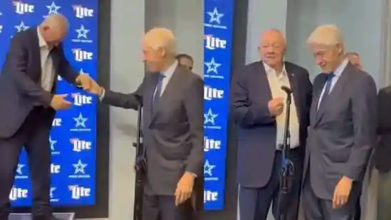 Bill Clinton makes surprise appearance at Cowboys presser