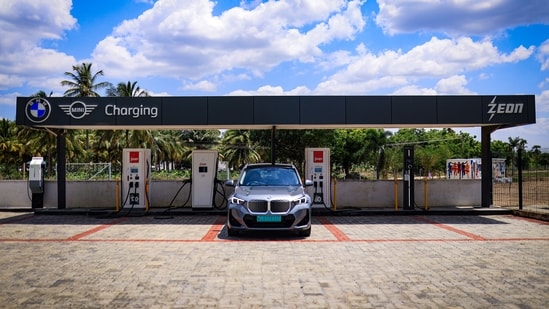 BMW Group India has announced that it crossed 5,000 electric car deliveries, claiming its seat as the first luxury carmaker in the country to reach this milestone. To mark the occasion, the company has inaugurated a high-power charging corridor spanning 4,000 km from the north to the south of India, aimed at addressing range concerns and enhancing charging infrastructure for improved long-distance EV usability.