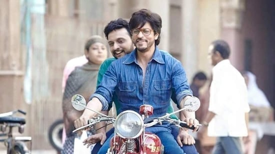 Bollywood actor Zeeshan Ayyub is known for his powerful character roles. From Tanu Weds Manu Returns and Jannat 2 to Raees, the actor has captivated audiences with his performances. In a recent interview with Digital Commentary, Zeeshan recalled working with Shah Rukh Khan and revealed how the superstar saved his career.