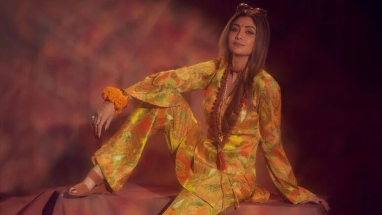 Bollywood has always celebrated its icons, through films and also fashion. From Madhubala's ethereal saris to Rekha's golden kanjeevarams, every era has had its muse. Among them, Zeenat Aman remains unforgettable, synonymous with bold choices, fearless glamour, and the effortless bohemian spirit of the 70s. Recently, Shilpa Shetty paid homage to this timeless icon, stepping out in a look inspired by Zeenat Aman's legendary “Dum Maro Dum” avatar. With her take on retro glam, Shilpa proved that fashion truly comes full circle.