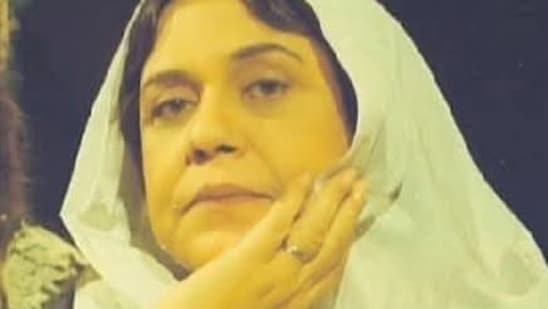 Born in 1948, Ayesha Khan was the elder sister of the late celebrated actress Khalida Riasat. Senior Pakistani television actress Ayesha Khan, known for her roles in classic dramas, was found dead in her apartment in Karachi. The 76-year-old veteran actor was found dead a week after her passing in Gulshan-e-Iqbal Block 7, Karachi, Express Tribune reported.