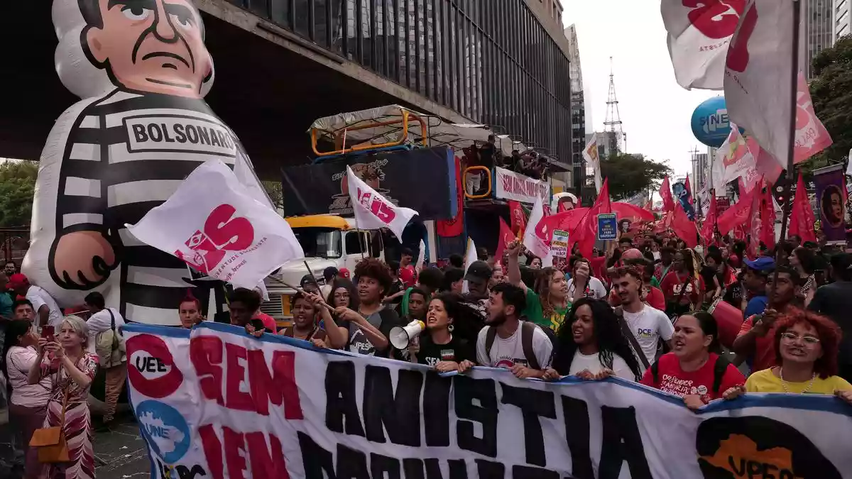 Tens of thousands of Brazilians demonstrated Sunday (December 14, 2025) against a bill that advanced in Congress this week, which would reduce the time former