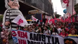 Tens of thousands of Brazilians demonstrated Sunday (December 14, 2025) against a bill that advanced in Congress this week, which would reduce the time former