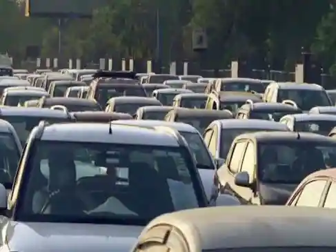 The Delhi Traffic Police has issued a detailed traffic advisory ahead of a planned protest march in North Delhi on April 5, 2026. The march