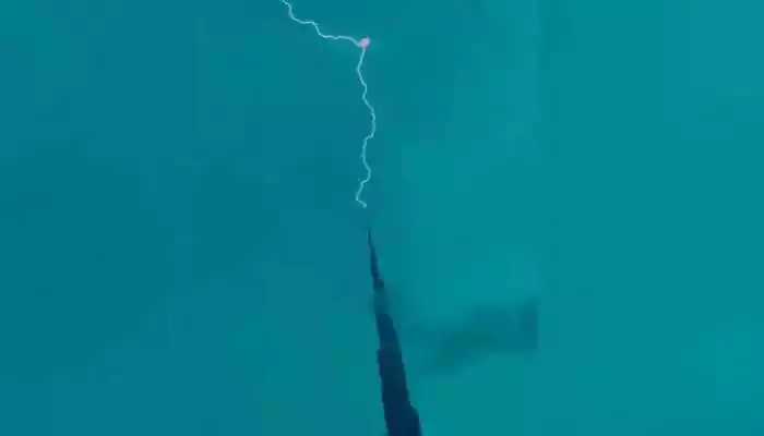 Burj Khalifa Hit By Lightning In Stunning Clip Posted By Dubai Crown Prince