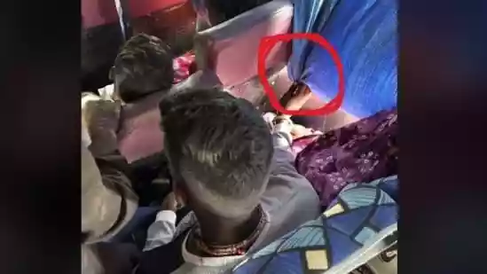 A passenger travelling on a packed local bus has shared a touching moment that quickly caught the attention of social media users. Posting on Reddit