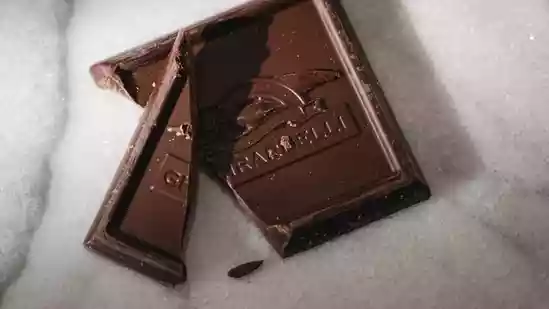 Eating a small bit of dark chocolate might do more than just hit the spot for your sweet tooth; it could also give your brain a little memory boost to tide it