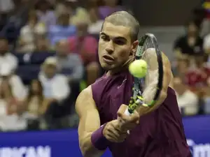 Carlos Alcaraz debuted a surprising buzz cut at the U.S. Open, a result of a haircut gone wrong by his brother. Despite mixed reactions, including a playful jab from Frances Tiafoe, Alcaraz is taking it in stride. He humorously acknowledged the divided opinions and anticipates his hair will quickly grow back, rendering the debate moot.