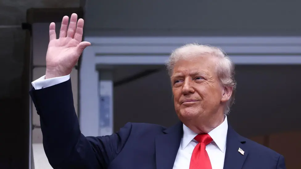 Carlos Alcaraz triumphed in the latest chapter of his compelling rivalry with Jannik Sinner, earning a four-set victory to regain the US Open title.</b> Spain's Alcaraz started strongly and weathered a second-set fightback from Italy's Sinner before powering to a 6-2 3-6 6-1 6-4 victory in New York.